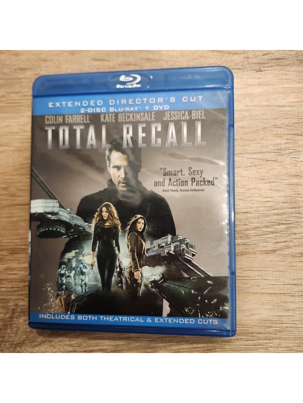 Total Recall (Three Discs: Blu-ray / DVD + UltraViolet Digital Copy) DVDs